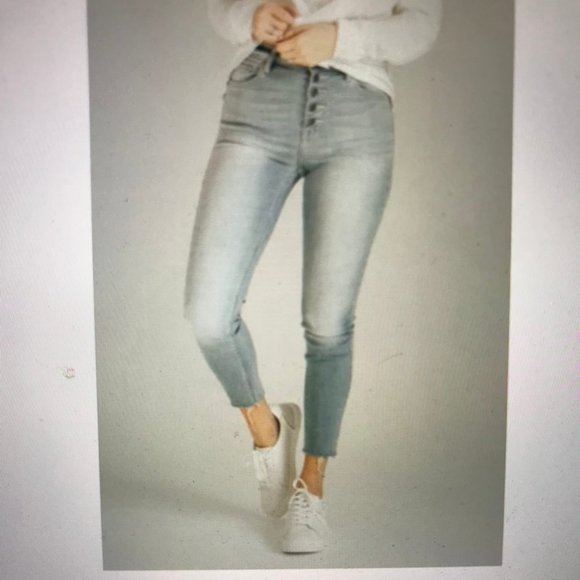 Carly Jean Los Angeles Pants - ADA highrise light wash button front jeans